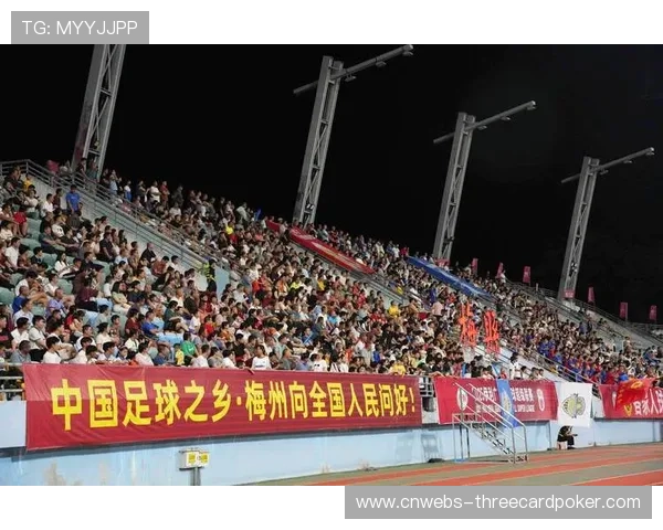 门将冲入对方禁区头球扳平，补时绝平引爆主场