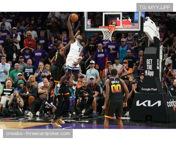 特写：爱德华兹隔扣后对着镜头怒吼，点燃标靶中心